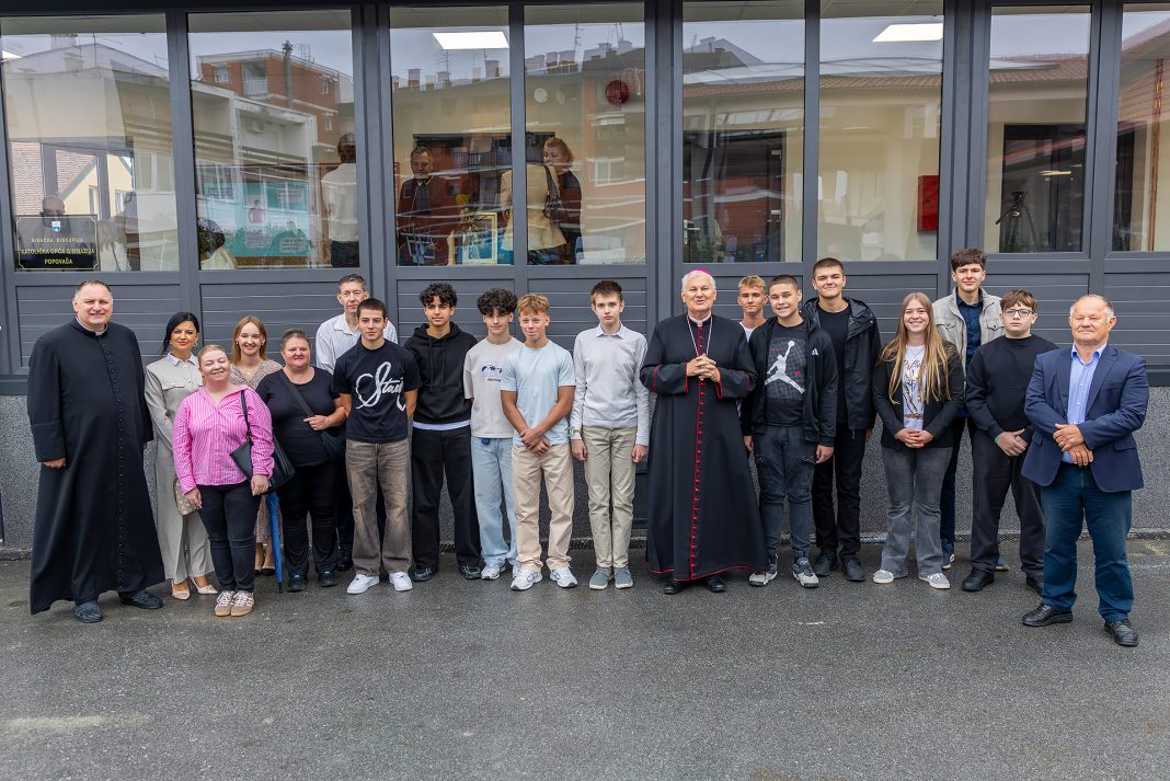Blagoslovljena novouređena zgrada Katoličke opće gimnazije u Popovači Blagoslovljena novouređena zgrada Katoličke opće gimnazije u Popovači