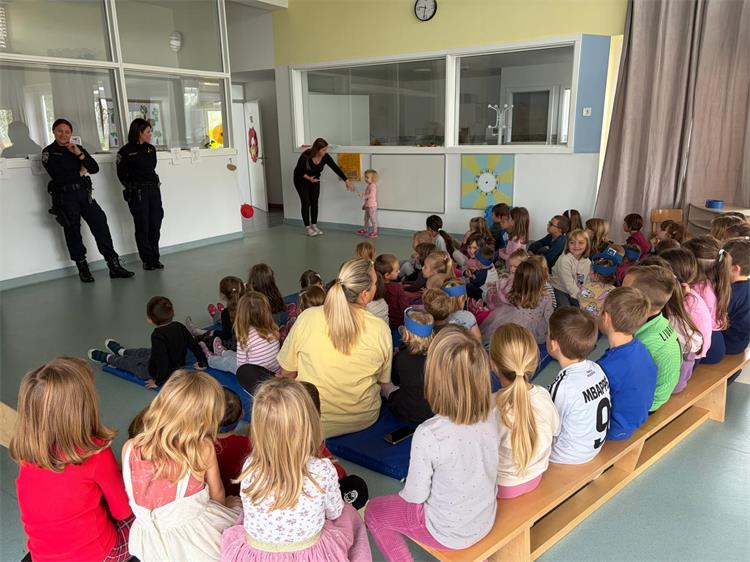 Policijski službenici educirali najmlađe o sigurnosti u prometu u Velikoj Ludini Policijski službenici educirali najmlađe o sigurnosti u prometu u Velikoj Ludini