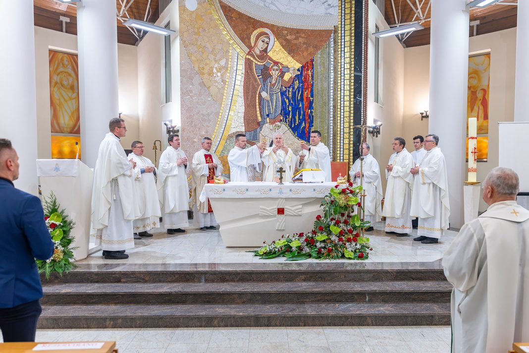 GALERIJA: Proslavljena 10. obljetnica posvete crkve Marije Kraljice Mira u Sisku GALERIJA: Proslavljena 10. obljetnica posvete crkve Marije Kraljice Mira u Sisku