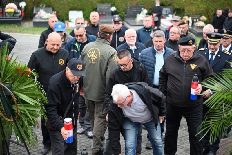 Polaganjem vijenaca obilježen blagdan Svih svetih