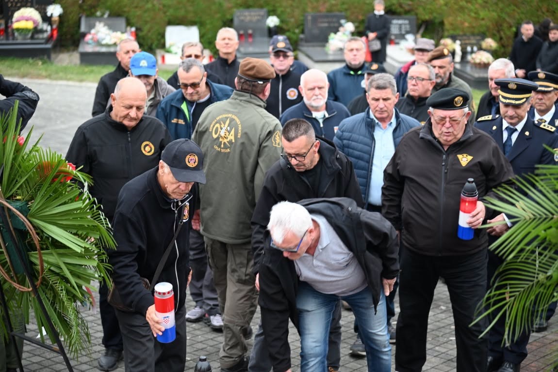 Polaganjem vijenaca obilježen blagdan Svih svetih
